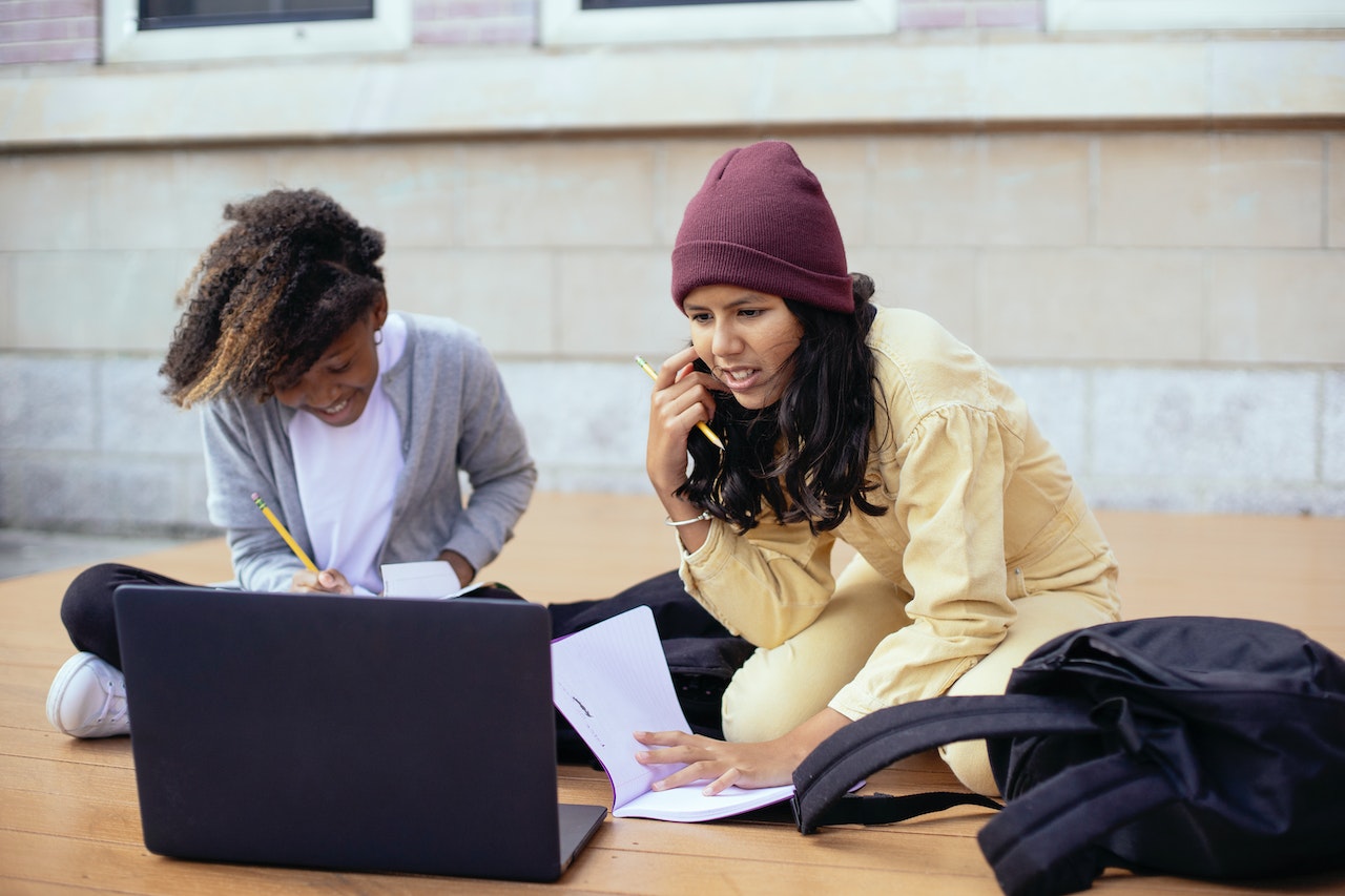 Empowering Education: Exploring UK Online Secondary Schooling 7 Empowering Education: Exploring UK Online Secondary Schooling