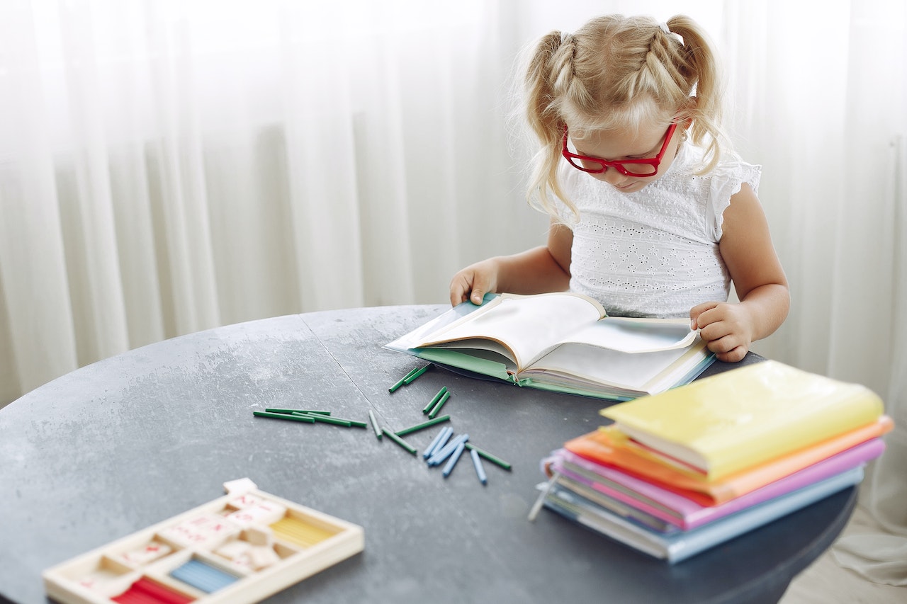 Adapting to the Digital Classroom: A Comprehensive Guide for Teaching the Key Stage 3 Curriculum Online 1 Adapting to the Digital Classroom: A Comprehensive Guide for Teaching the Key Stage 3 Curriculum Online