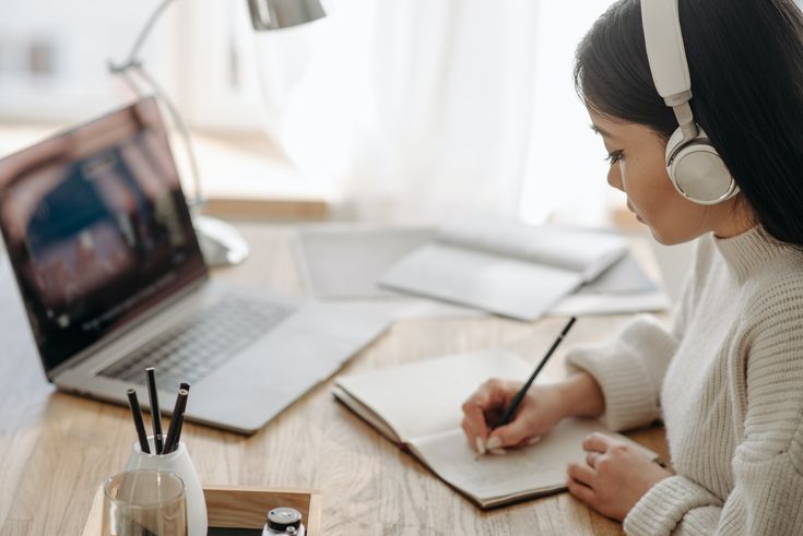 Are online schools gaining popularity in the UK? 1 Are online schools gaining popularity in the UK?